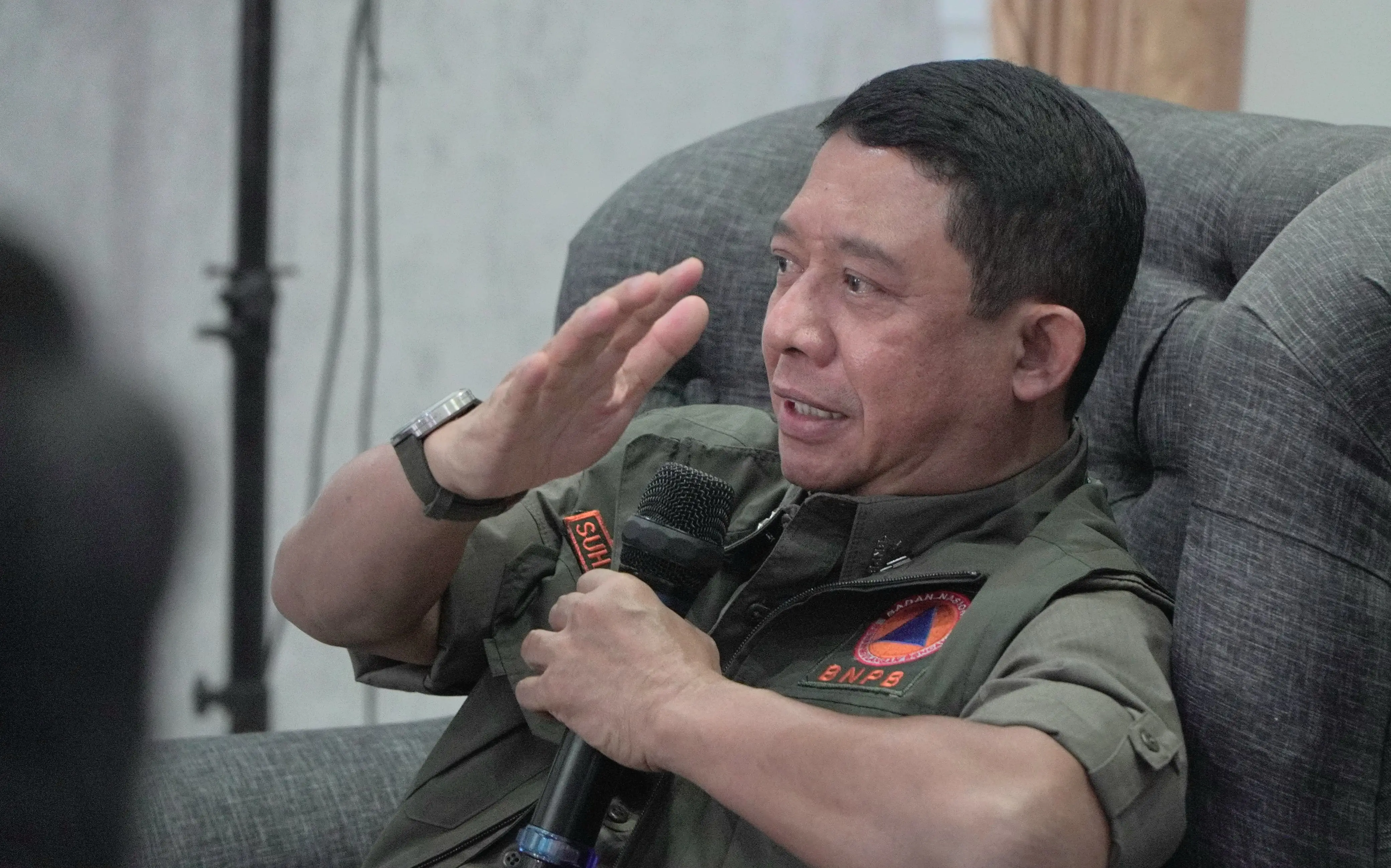 Kepala BNPB Letjen TNI Dr. Suharyanto S.Sos., M.M., saat memimpin rapat percepatan penanganan darurat pascagempa di Kabupaten Garut yang telah memasuki fase transisi ke pemulihan. Rapat koordinasi dilaksanakan di Pendopo Bupati Kabupaten Garut, Jawa Barat pada Rabu (30/10).